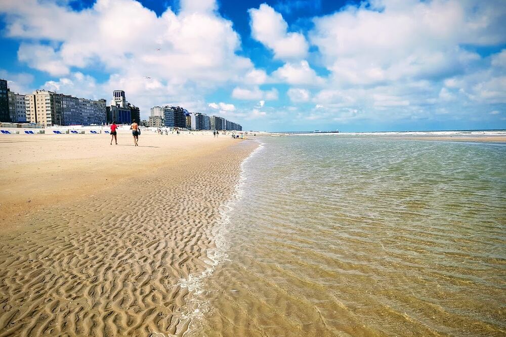 Het brede strand van Blankenberge met de gebouwen langs de zeedijk