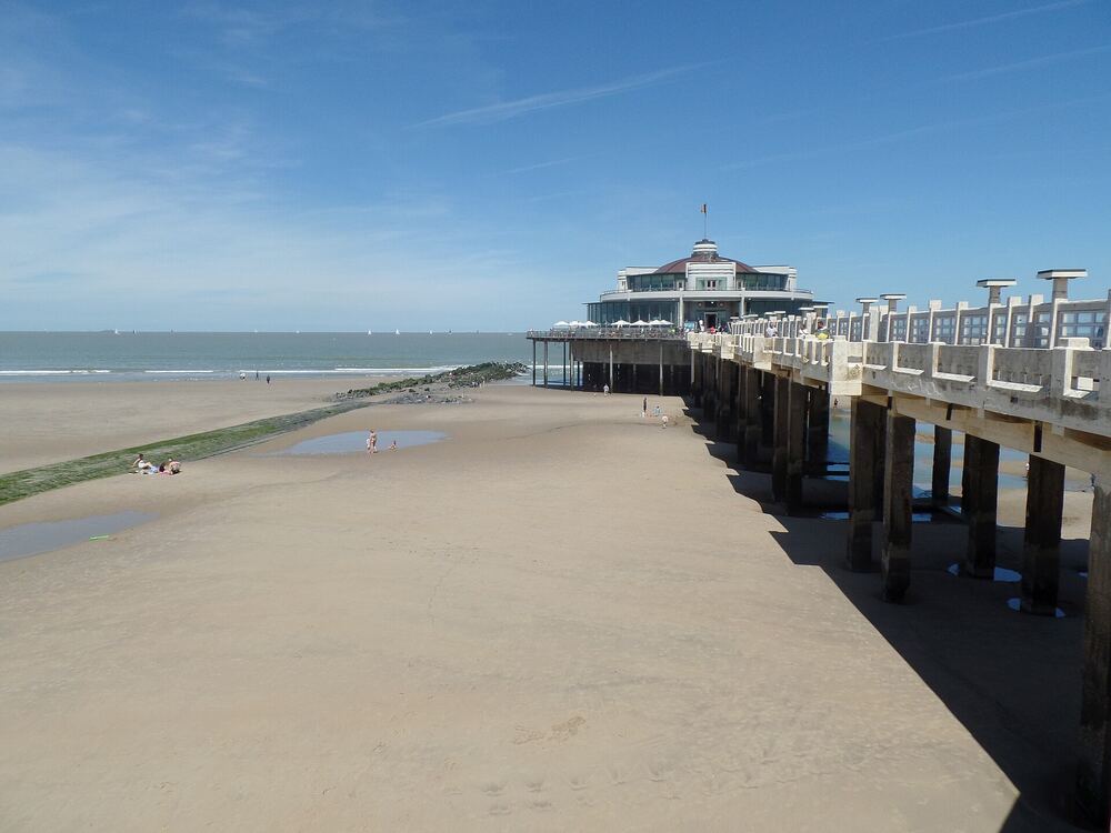 Het strand van Blankenberge met de Pier die het water in loopt